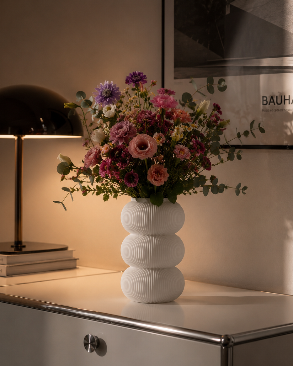 VASE VYRA weiß auf Kommode 