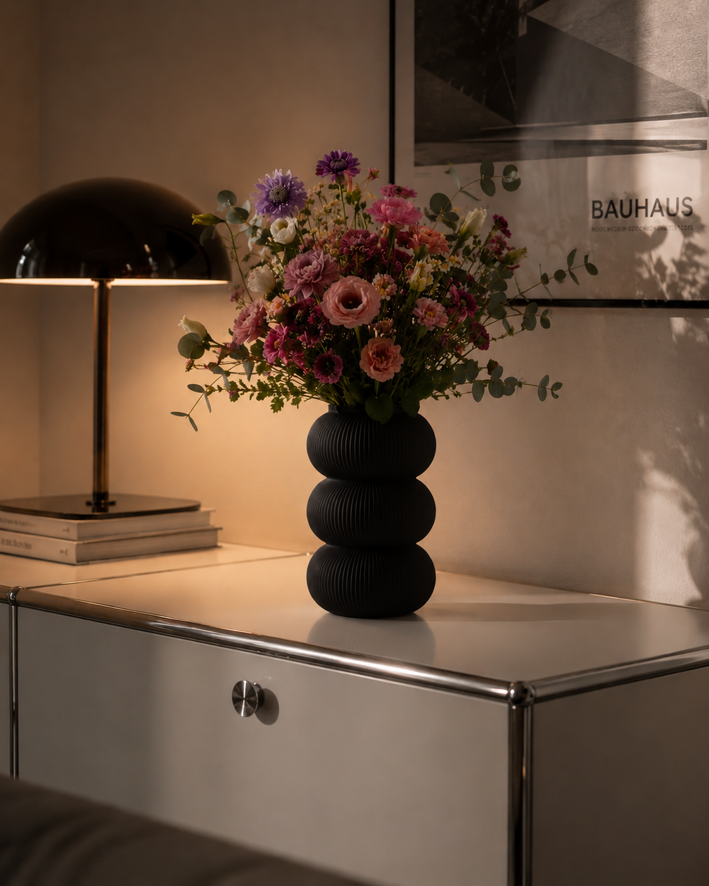 VYRA VASE schwarz auf USM Kommode. Edel