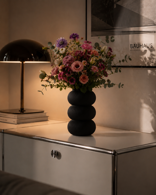 VYRA VASE schwarz auf USM Kommode. Edel
