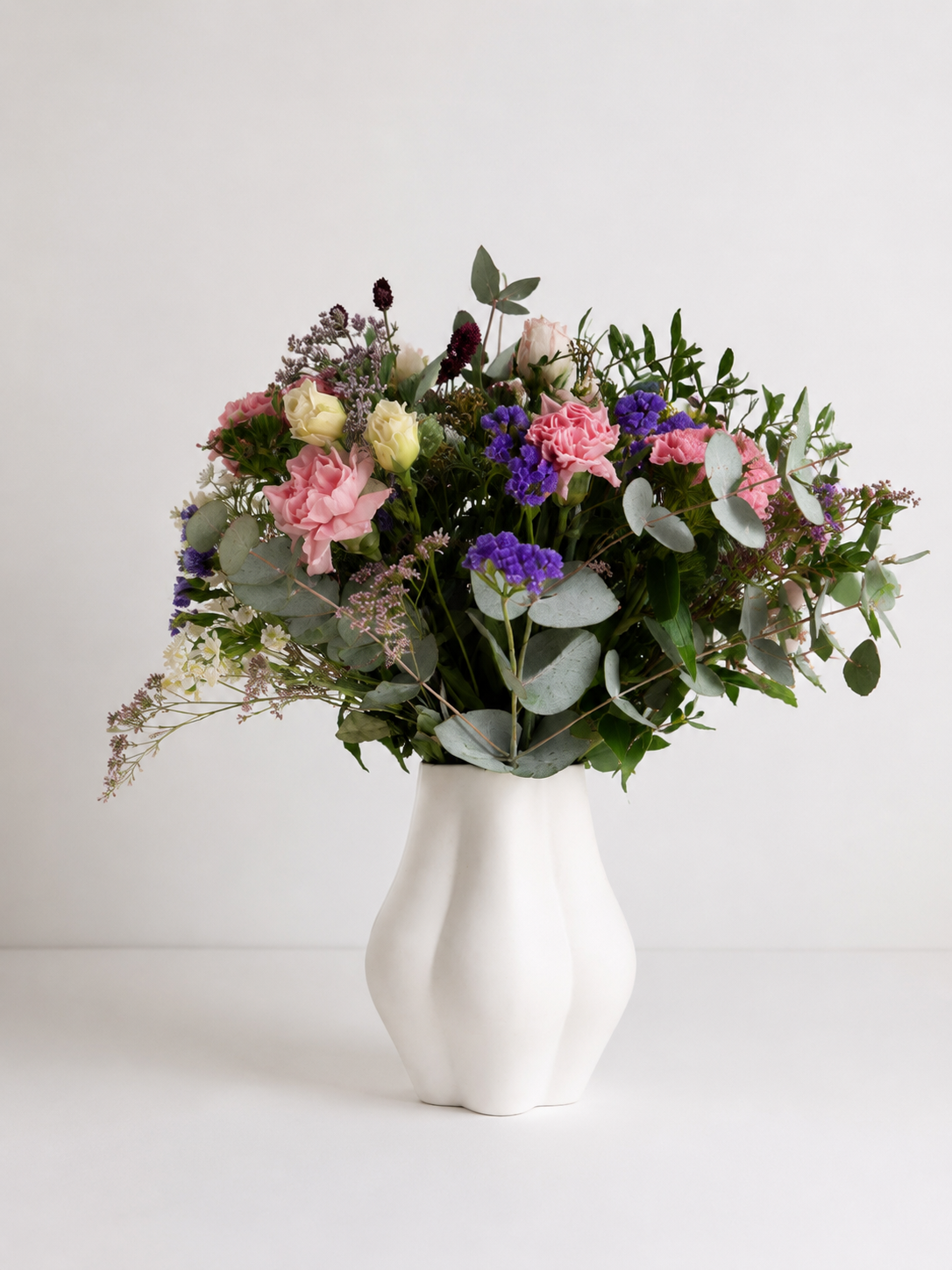 ondulé productshot große vase, weiß mit blumen